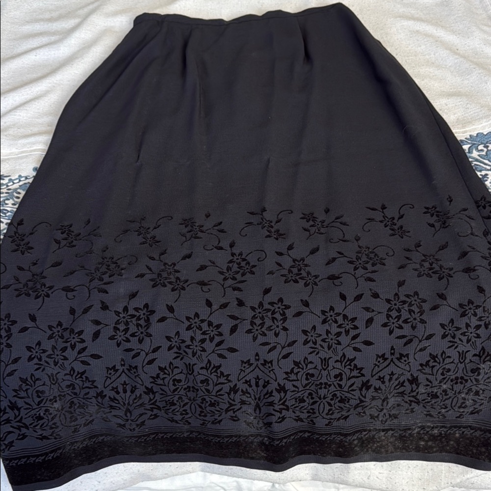Elegant Black MIDI velvet Floral appliqué evening skirt fully lined vintage